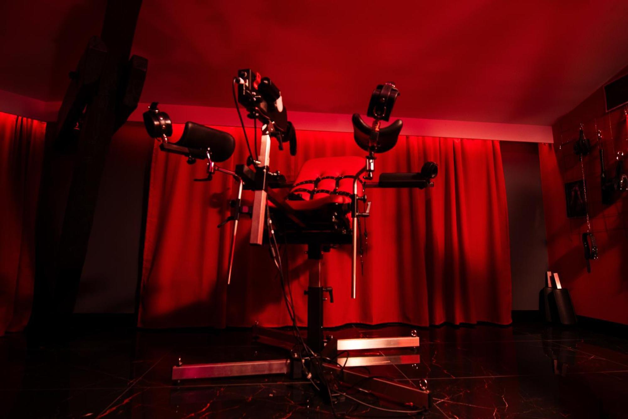 Red Palace Bdsm *